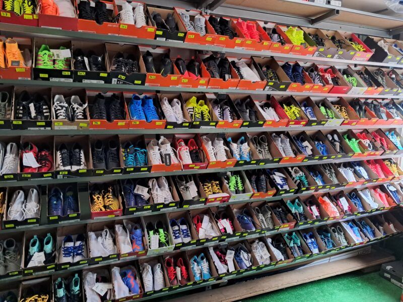 Voetbalschoenen in de winkel