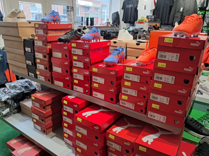 Voetbalschoenen in de winkel - Afbeelding 2